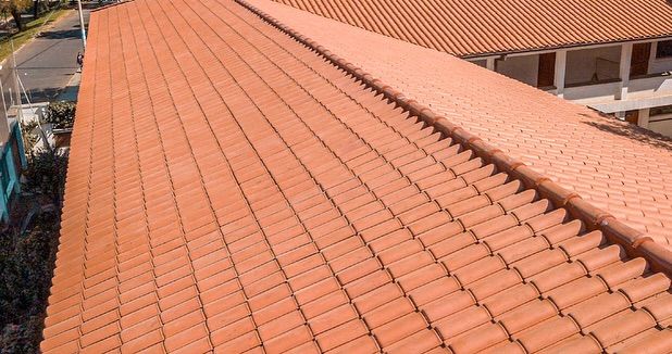 Teja prensada S12. ✅

12 unidades x m2, resiste 400kg (se puede caminar sobre ella), instalación sobre costaneras (reduce importante % en costos de estructura), no absorbe agua y es de arcilla! 🌍💚

🟠 www.tejeras.cl

#tejas #techo #arquitetura #construccion #remodelacion #diseñografico #arcilla #tejados